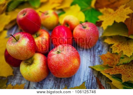 apple with leaves on a wooden background