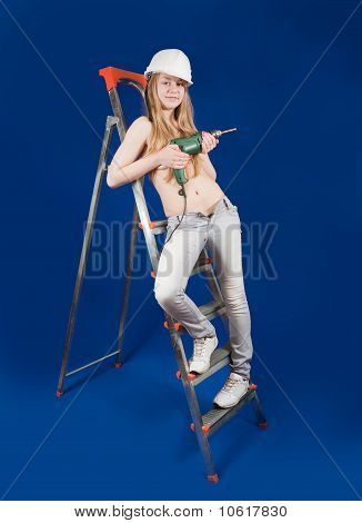 Topless vrouw met boor