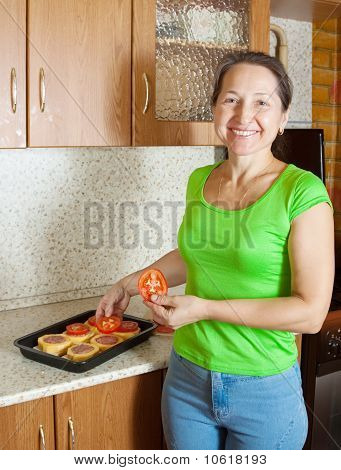 Frau Making gefüllt gemüse Knochenmark