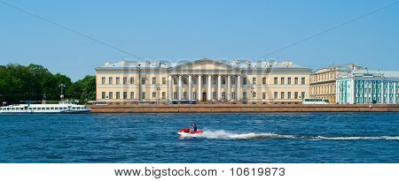 Marche des bateaux sur la rivière Neva