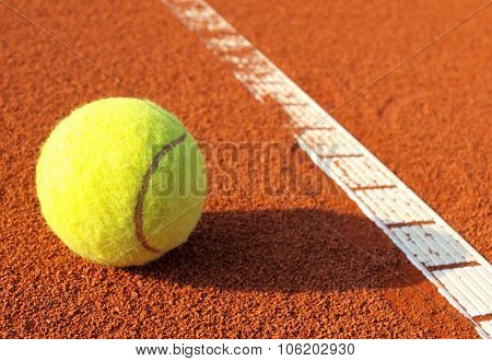 tennis ball and tennis court