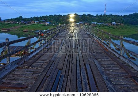 Ponte di legno più lungo in Sangkraburi Kanchanaburi ad ovest della Thailandia nella mattina