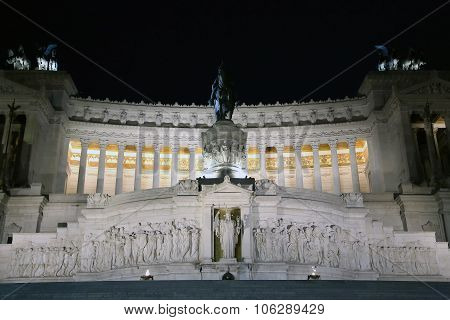 The Monumento Nazionale a Vittorio Emanuele II at night
