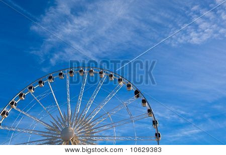 Grande ruota panoramica su sfondo blu cielo