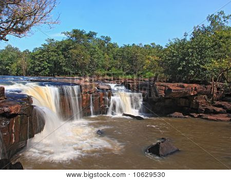scenic bella cascata Tadtone nel clima foresta della Thailandia