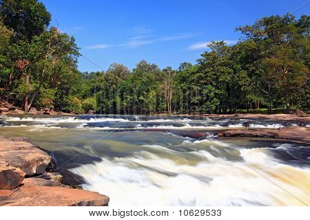 flusso della cascata dal clima foresta della Thailandia