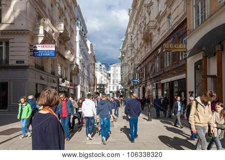 Many Tourists On Kohlmarkt Street In Vienna