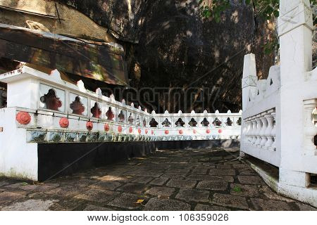 Rock temple at Mulkirigala CAVE - Sri Lanka