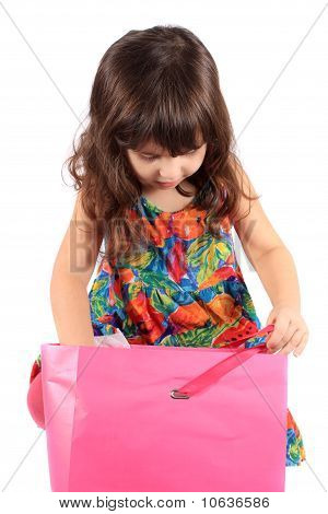 Ragazza cerca In sacchetto regalo