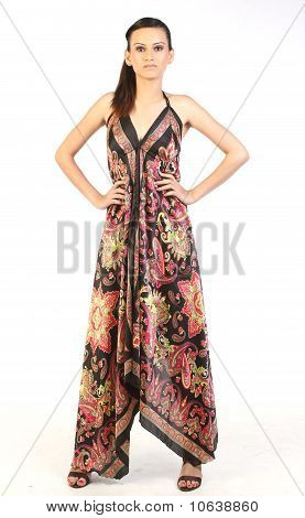 Teenager-Mädchen stehend mit longdress