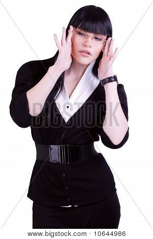 Mujer bastante negocio con gafas en blanco