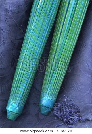 ร่มกระดาษสีฟ้าบนพื้นลูกไม้สีน้ำเงิน