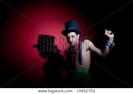Adam Top Hat kamçı ile