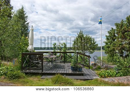 Seating area with parasol and Swedish flag