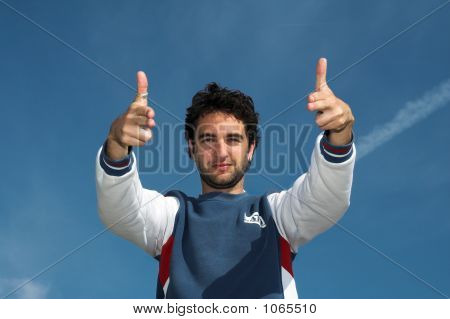 Pistole Pose - junger Mann