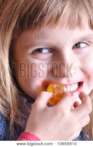 Niño morder un dulce