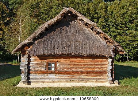 Alte Hütte mit einem Strohdach
