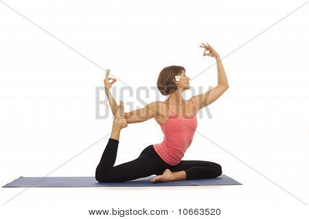 Giovane donna facendo yoga