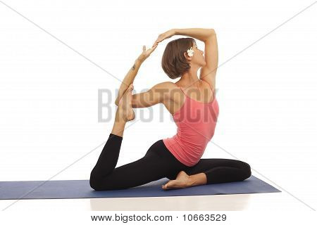 Giovane donna facendo yoga