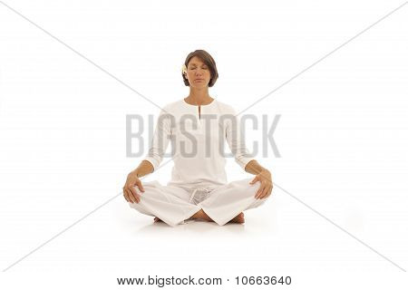 Giovane donna facendo yoga