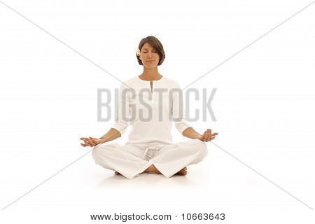 Giovane donna facendo yoga