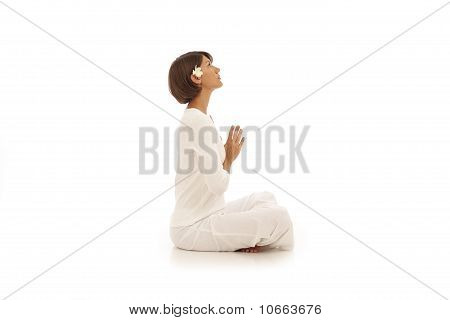 Giovane donna facendo yoga