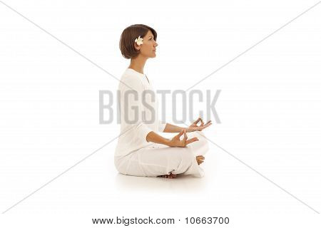 Giovane donna facendo yoga