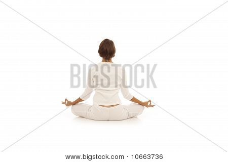 Giovane donna facendo yoga