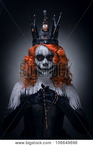 Queen of death scary body art to halloween
