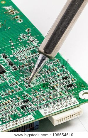 Blade of solderer under electronic board