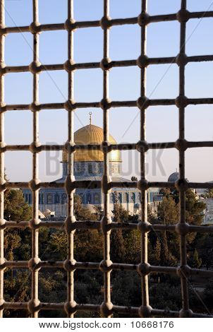 Moschea vista attraverso la finestra Medrese