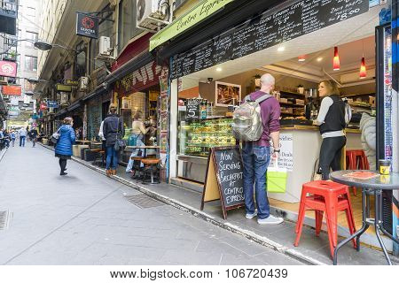 Laneway with cafes and people in Melbourne