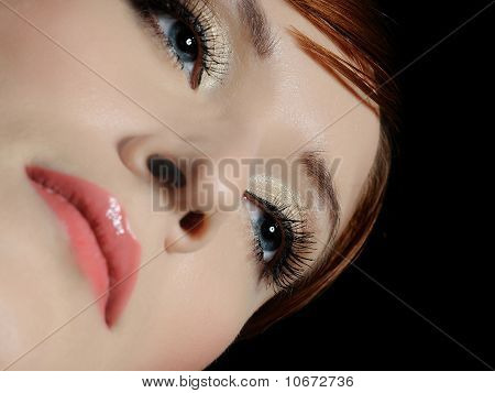 Colpo Macro bella donna blu occhi con lunghe ciglia e trucco nei toni del marrone