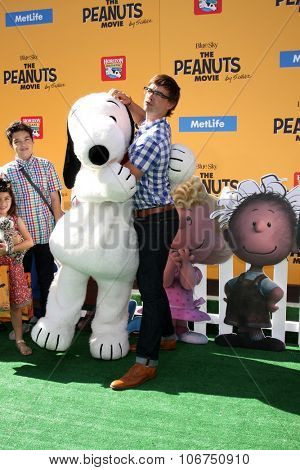 LOS ANGELES - NOV 1:  Christopher Gorham, family, friend at the 