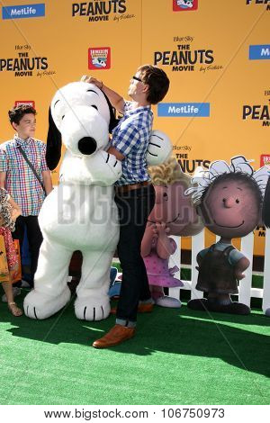 LOS ANGELES - NOV 1:  Christopher Gorham, family, friend at the 