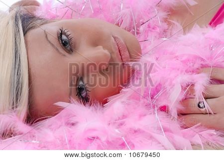 Smuk ung kvinde i pink