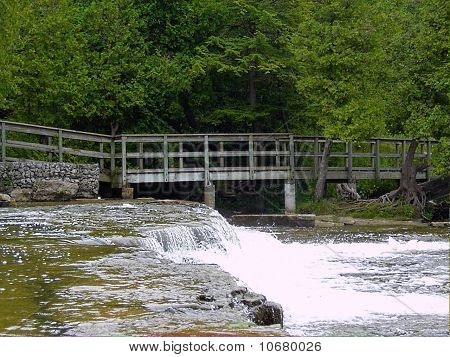 Brücke über den Wasserfall
