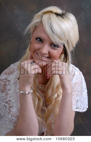 Pertty ung kvinde i hvide blonder