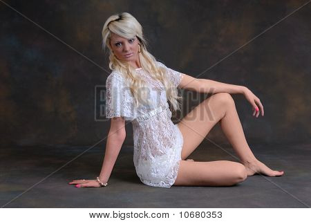 Pertty ung kvinde i hvide blonder
