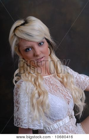 Pertty ung kvinde i hvide blonder