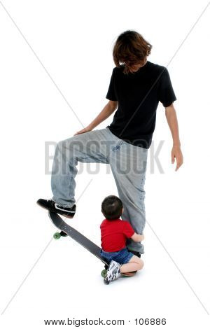 Fratelli giocando su Skateboard