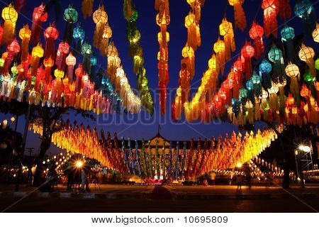 Lyhty kynttilän twilight [festivaali Thaimaassa Abu Dhabi]