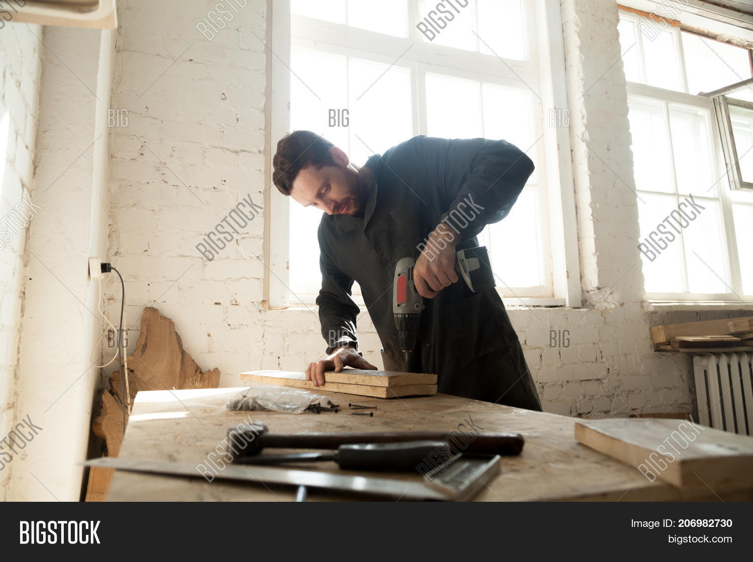 Выполнение деревянных работ. Выполнение деревянных работ. Столяр станочник. Плотник. Мужчина столяр.