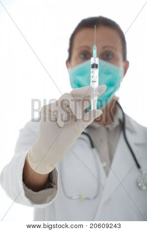 薬と健康管理: 看護師の注射器を使用して