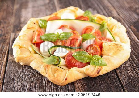 tomato and mozzarelle quiche
