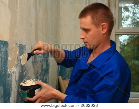 Worker repariert eine Wand