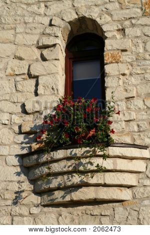 kleine Fenster in einer alten Stadtmauer