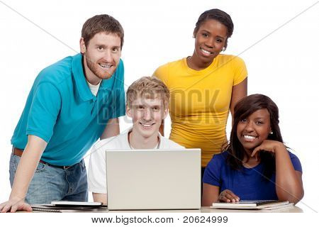 Os alunos do Colégio multicultural, masculinos e femininos, reuniram em torno de um computador