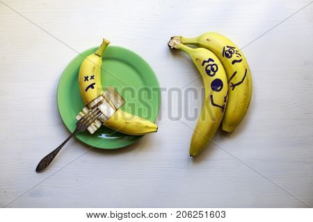 Banana humor, how to eat bananas on the table correctly