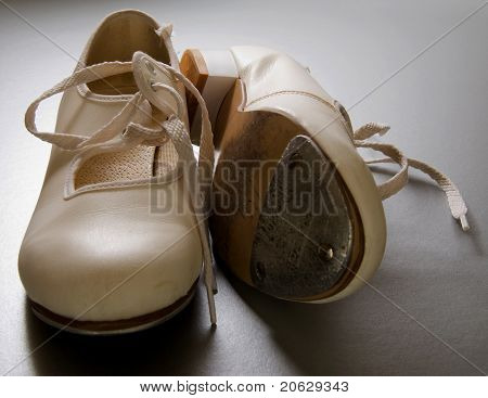 Toccare le scarpe